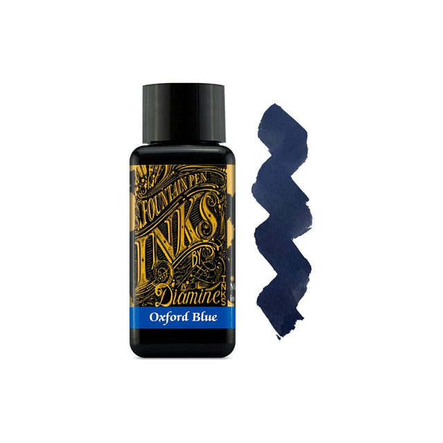 Muestra de tinta Diamine Oxford Blue en azul marino profundo, con variaciones tonales y reflejos rojizos sobre papel blanco.