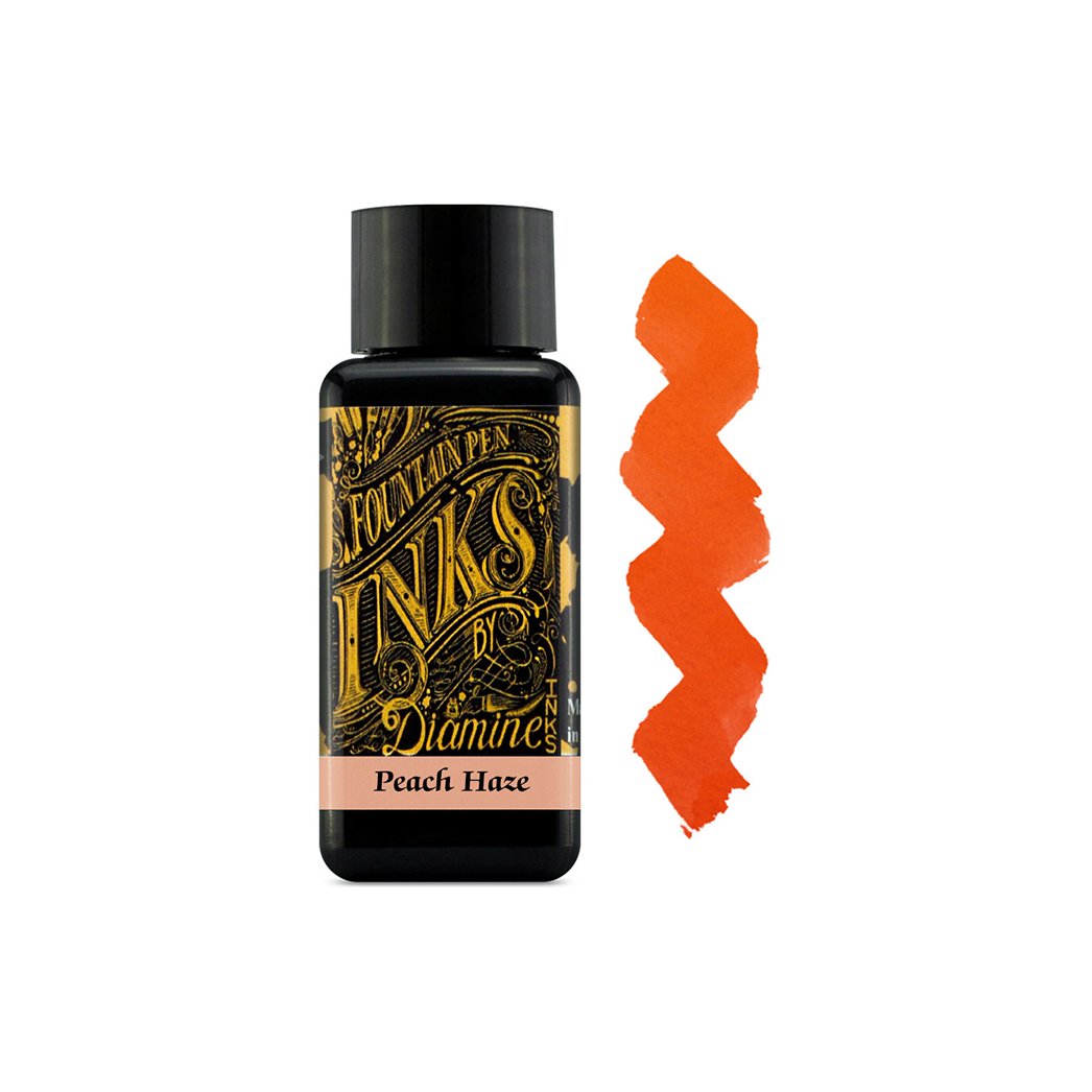Muestra de tinta Diamine Peach Haze en tonos naranja coral brillante con matices rosados sobre papel blanco.