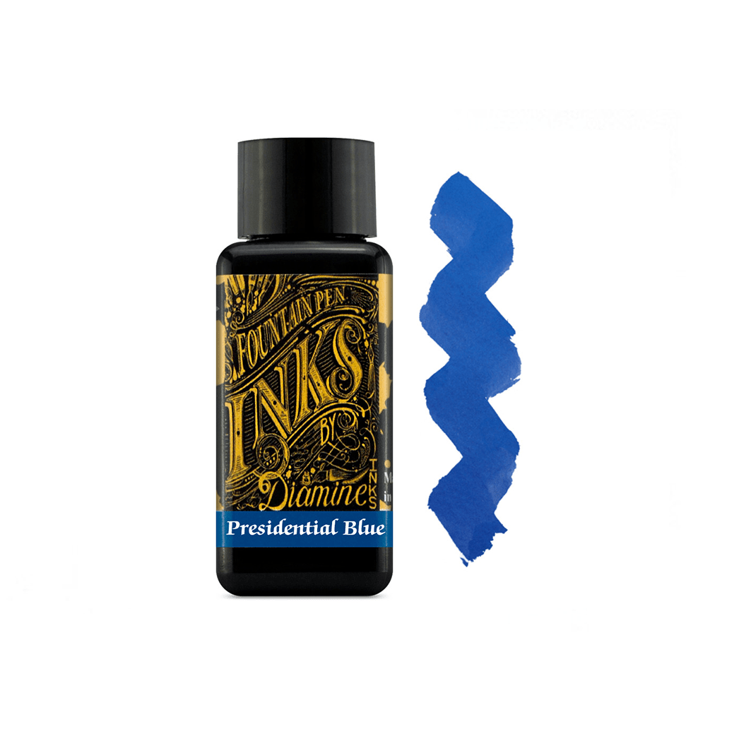 Muestra de tinta Diamine Presidential Blue en azul medio ligeramente apagado, con variaciones tonales sobre papel blanco.