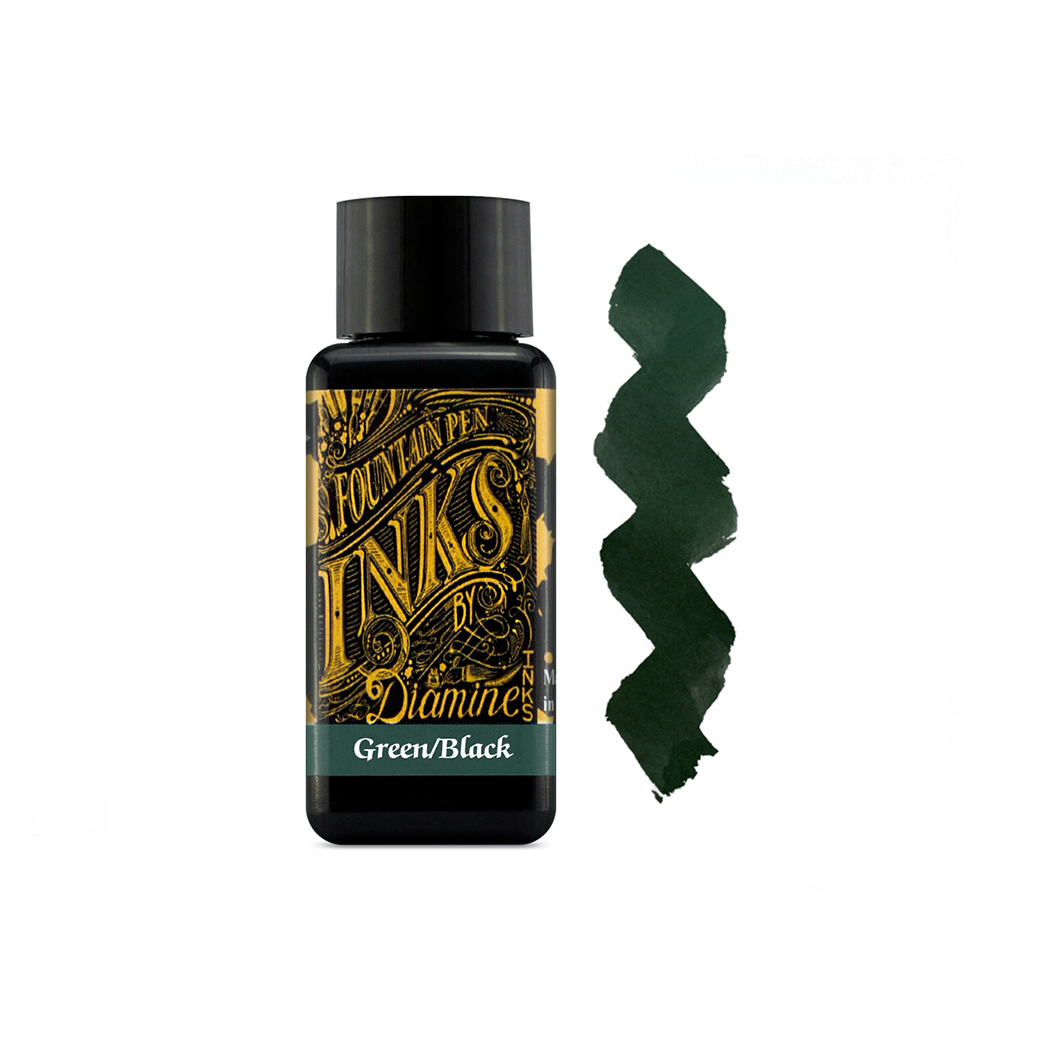 Muestra de tinta Diamine Green Black en tonos verde pino oscuro, con matices casi negros sobre papel blanco.