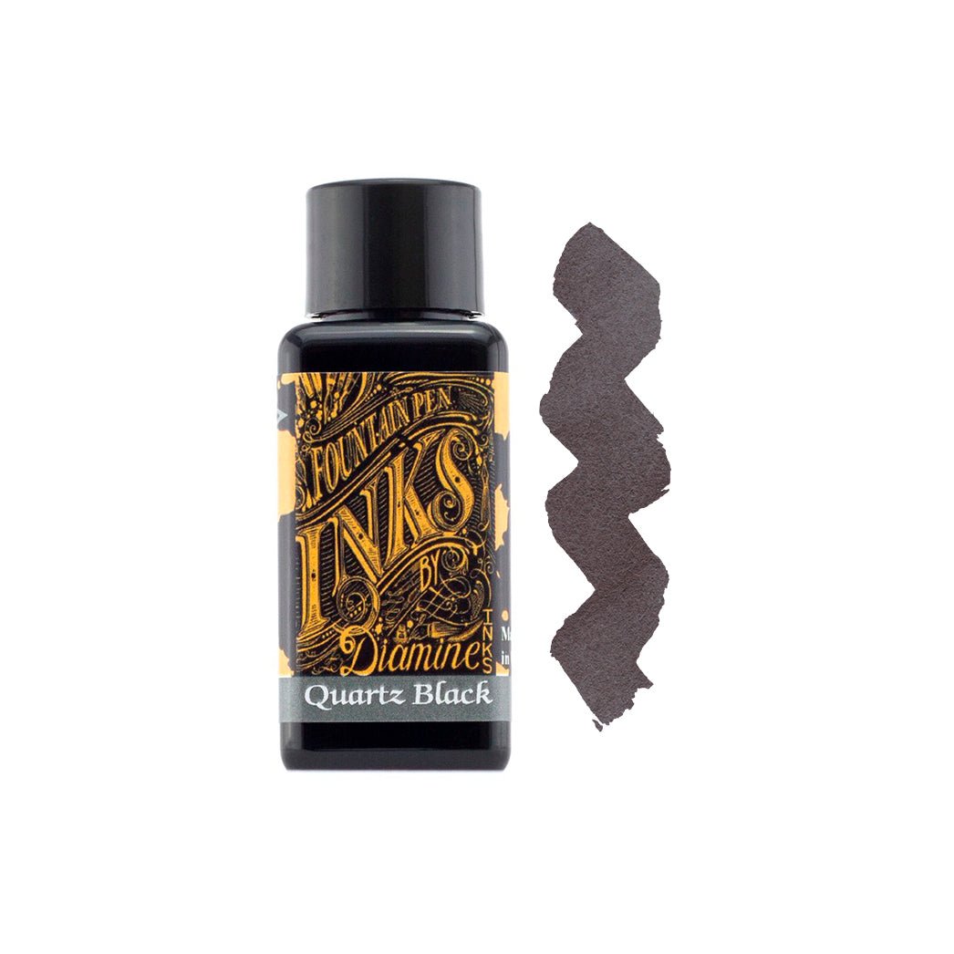 Muestra de tinta Diamine Quartz Black en negro de intensidad media, con matices gris carbón y ligeras variaciones tonales sobre papel blanco.