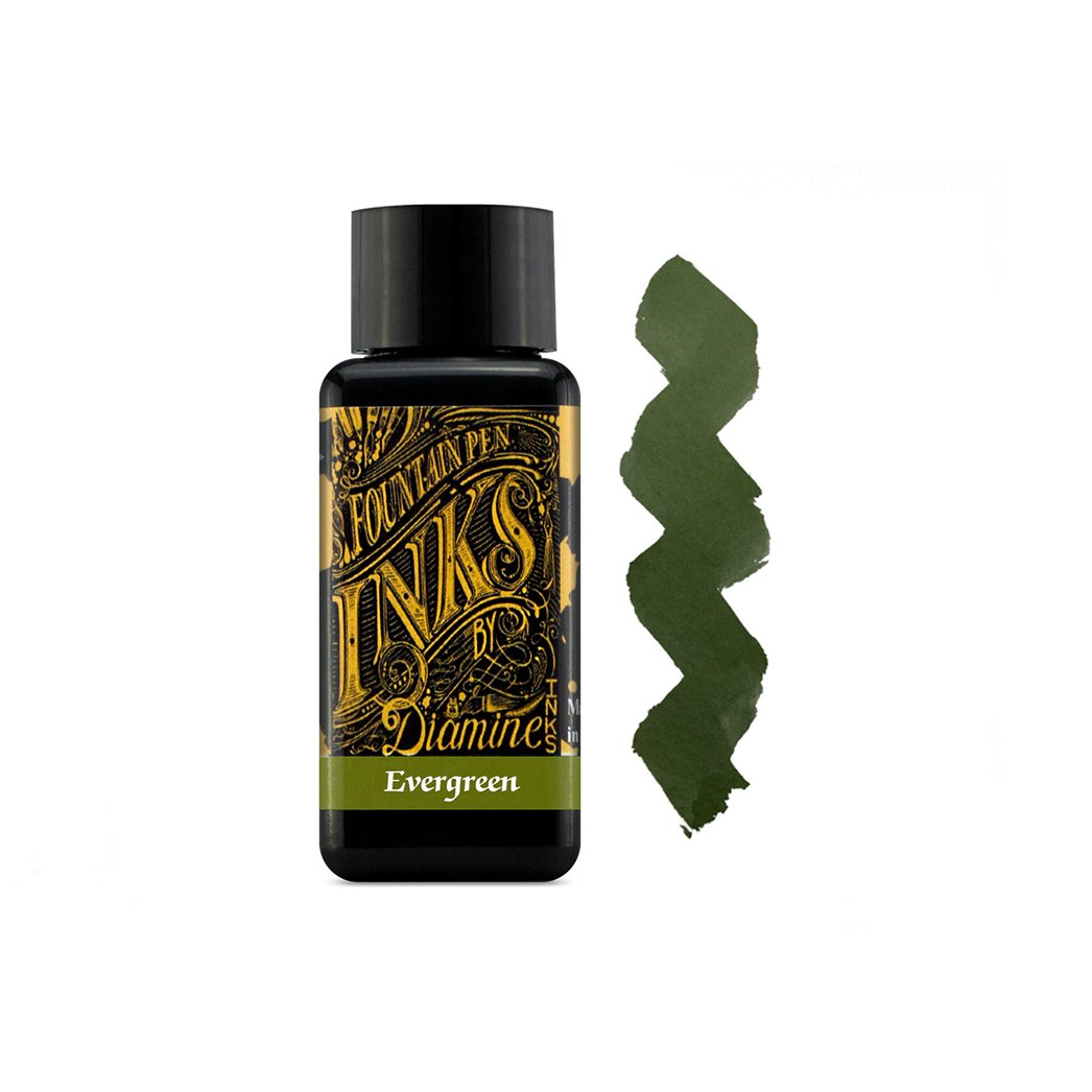 Muestra de tinta Diamine Evergreen en tonos verde bosque oscuro y oliva, con variaciones tonales y reflejos negros sobre papel blanco.