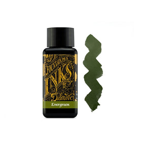 Muestra de tinta Diamine Evergreen en tonos verde bosque oscuro y oliva, con variaciones tonales y reflejos negros sobre papel blanco.
