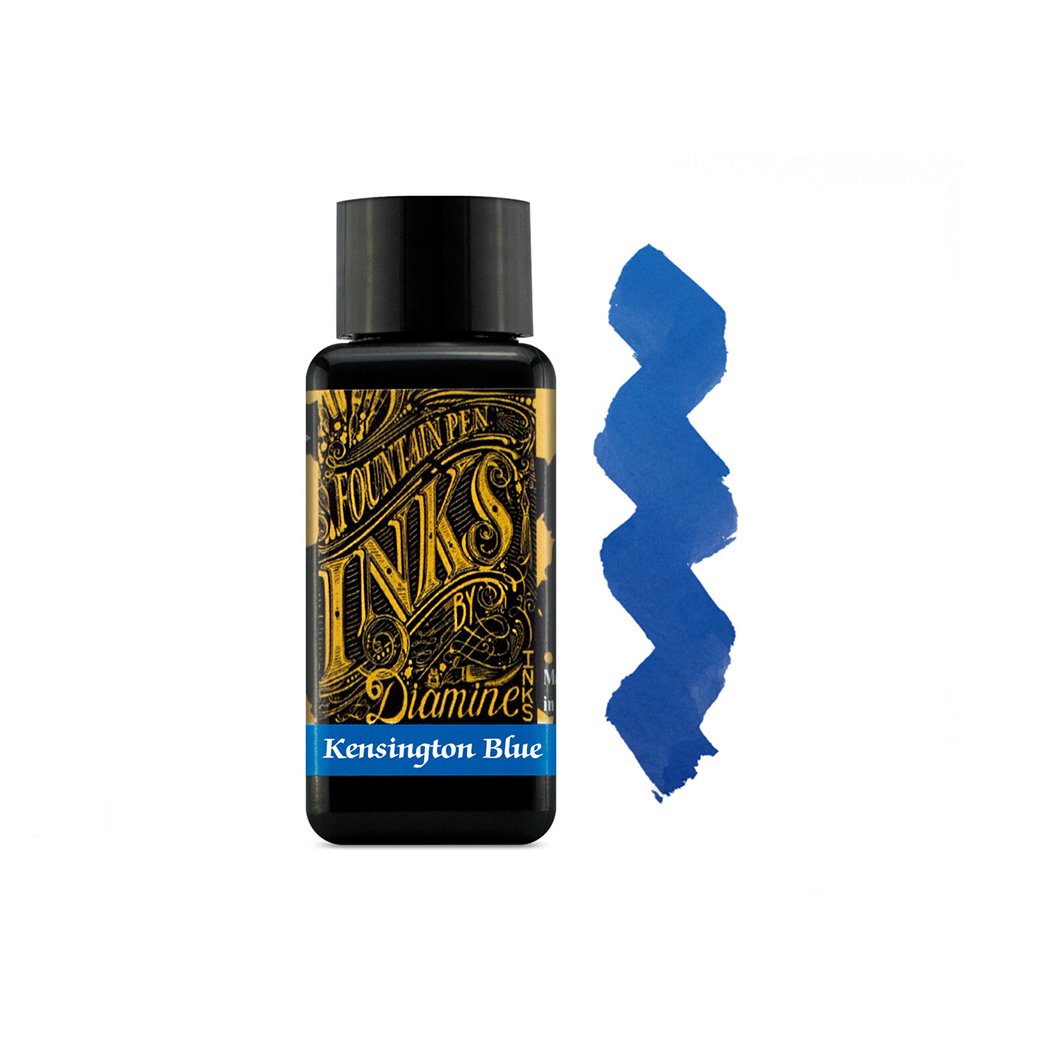 Muestra de tinta Diamine Kensington Blue en tonos azul medio ligeramente empolvado, con variaciones tonales sobre papel blanco.
