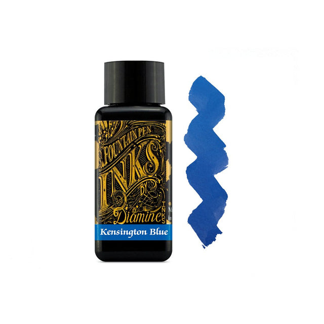Muestra de tinta Diamine Kensington Blue en tonos azul medio ligeramente empolvado, con variaciones tonales sobre papel blanco.