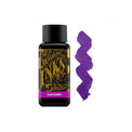 Muestra de tinta Diamine Lavender en tonos violeta lavanda de intensidad media, con variaciones tonales sobre papel blanco.