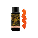 Muestra de tinta Diamine Peach Haze en tonos naranja coral brillante con matices rosados sobre papel blanco.